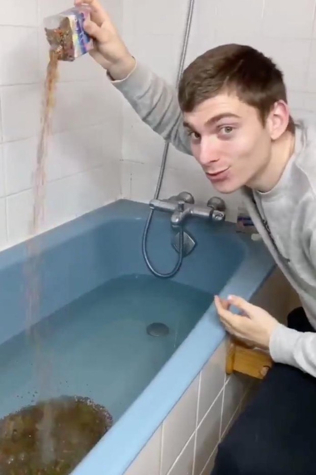 Youtuber frances enche banheira de bolinhas e arruina sistema de esgoto da vizinhança (Foto: Reprodução/ Twitter)