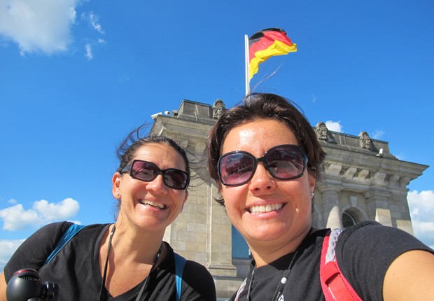 Taciana Mello e Fernanda Moura diante do Parlamento Alemão em Berlim (Foto: The Girls on the Road)