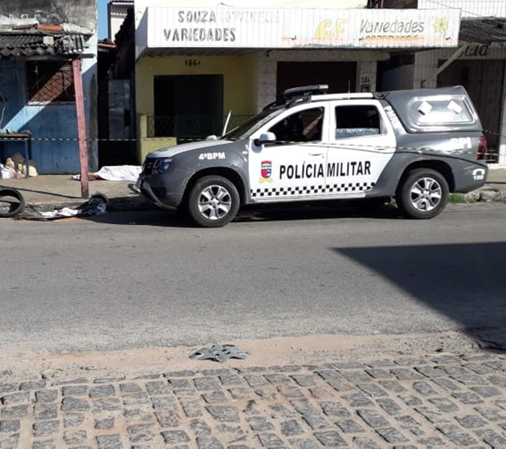 Crime aconteceu na calçada de uma vila onde a vítima morava, na Rua Presidente Médici — Foto: Klênyo Galvão/Inter TV Cabugi