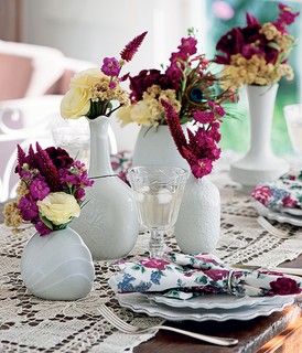 O branco total de vasos e das louças permite que os arranjos de flores se destaquem e combinem com os guardanapos. Produção Cláudia Pixu e Camile Comandini