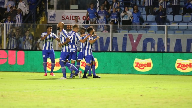 Morato comemora primeiro gol do Avaí contra o Goiás
