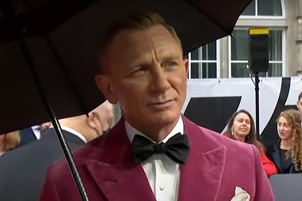 Daniel Craig durante entrevista ao Nine News no red carpet da première de Sem Tempo para Morrer (2021) (Foto: Reprodução)