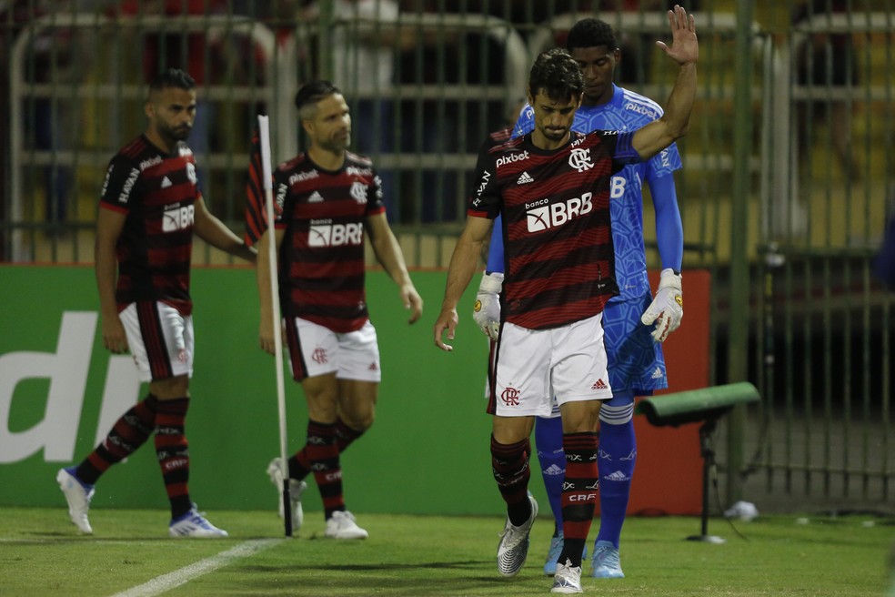 Rodrigo Caio entra em campo pelo Flamengo pedido a Deus — Foto: Gilvan de Souza/Flamengo
