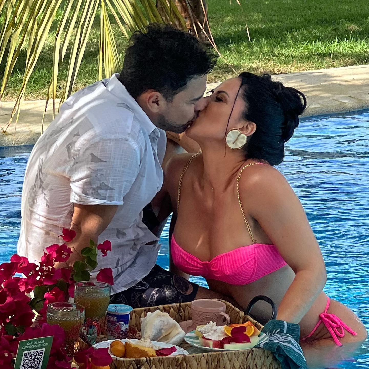 Graciele Lacerda registra café da manhã romântico na piscina ao lado de Zezé Di Camargo (Foto: Reprodução/Instagram)
