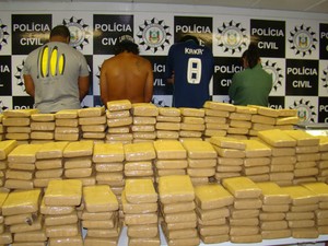Três pessoas foram presas por tráfico de drogas e um menor foi apreendido no RS (Foto: Divulgação/Denarc)