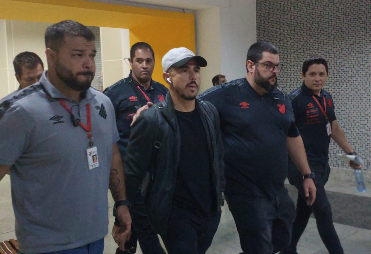 Willian Bigode desembarca para assinar com o Athletico: 