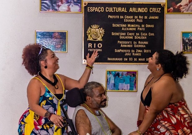 Arlindo Cruz aparece em cadeira de roda com a família (Foto: Reprodução/Instagram)