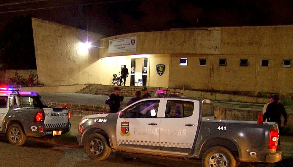 Homem suspeito de assÃ©dio foi levado para a delegacia â€” Foto: ReproduÃ§Ã£o/Inter TV Cabugi