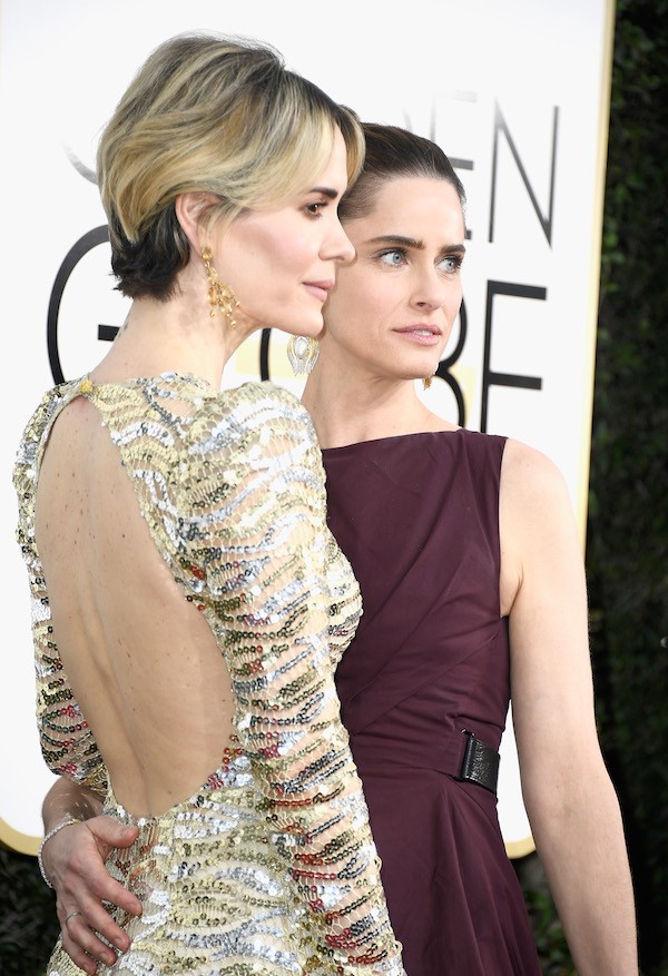 As atrizes Sarah Paulson e Amanda Peet (Foto: Getty Images)
