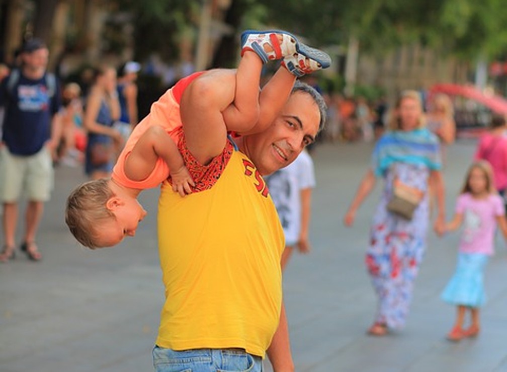 Homem brinca com crianÃ§a em Barcelona, na Espanha â€” Foto: ReproduÃ§Ã£o/Pixabay
