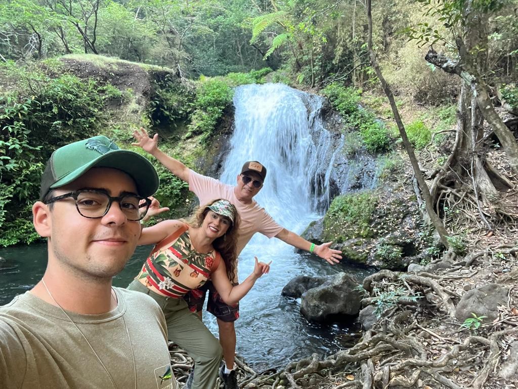 Ao lado do filho e da mulher, Chitãozinho visitou cachoeiras em Manuel Antonio, na Costa Rica (Foto: Divulgação)