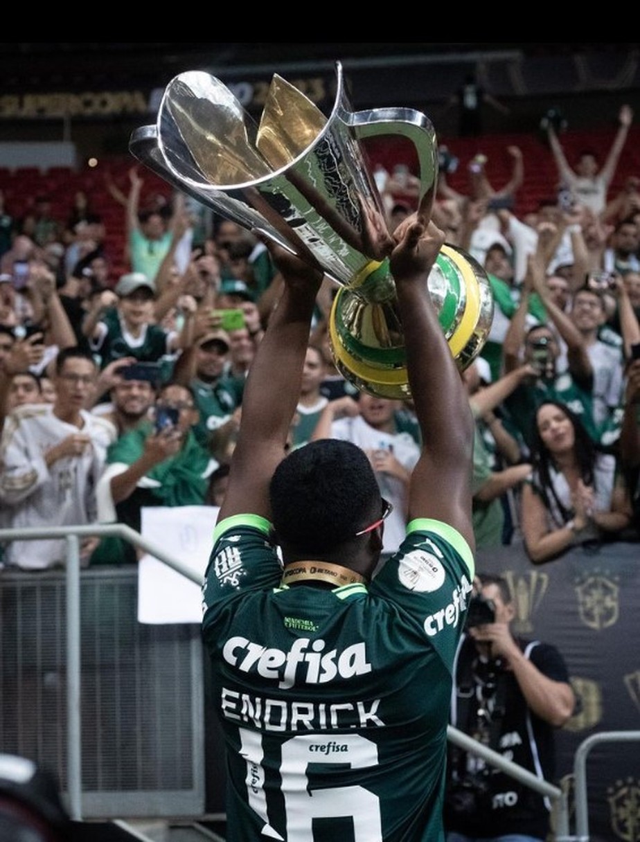 Endrick comemora título da Supercopa do Brasil pelo Palmeiras