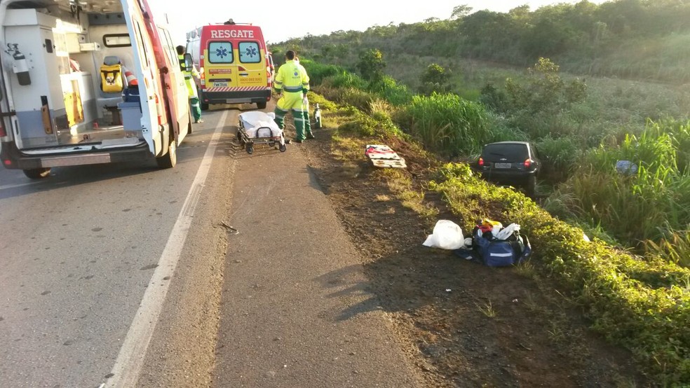 Motorista e outros trÃªs passageiros ficaram feridos e foram encaminhados ao hospital (Foto: PRF-MT/ DivulgaÃ§Ã£o)