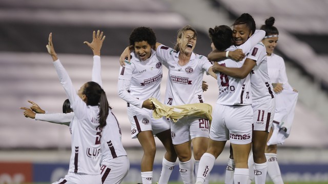 Jogadoras da Ferroviária comemoram o título da Libertadores feminina