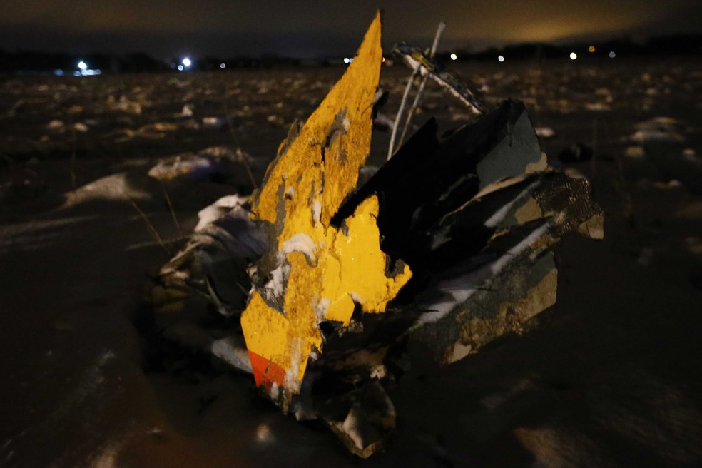 Partes do avião que caiu neste domingo (11) nos arredores de Moscou (Foto: Sergei Karpukhin/Reuters)