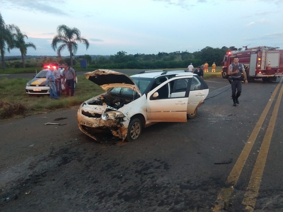 Acidente envolveu dois carros e um caminhão em rodovia de Itaí (SP) — Foto: Corpo de Bombeiros/Divulgação