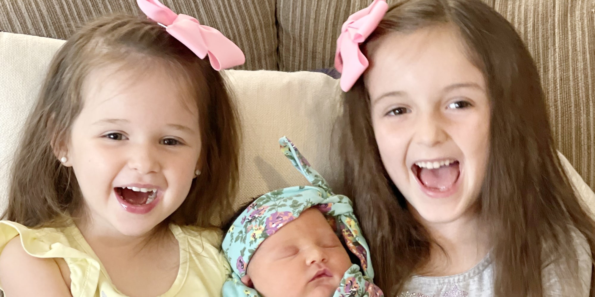 Giuliana, de três anos, Mia, de um mês, e Sophia, de 6 anos, nasceram no mesmo dia (Foto: Reprodução Facebook)