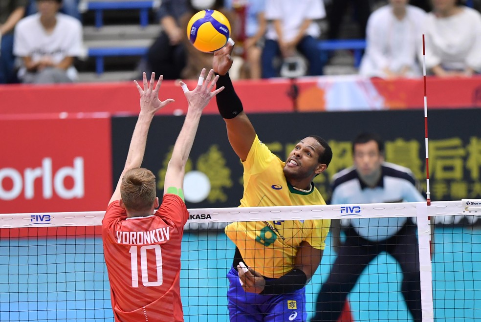 Além de mais uma ótima atuação, Leal foi o dono do ponto que matou o jogo — Foto: Divulgação / FIVB