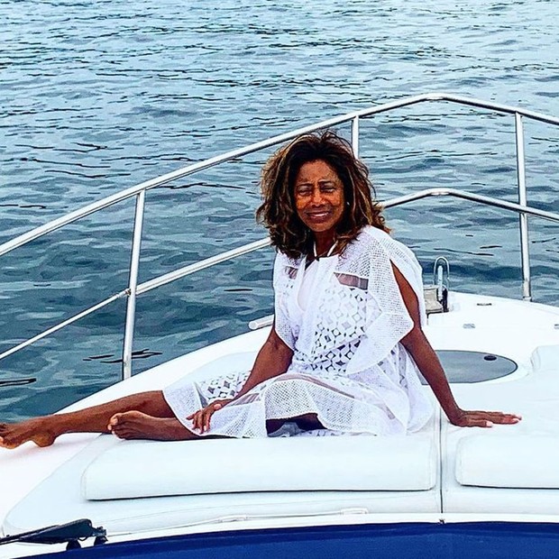 Gloria Maria curte passeio de barco (Foto: Reprodução/Instagram)