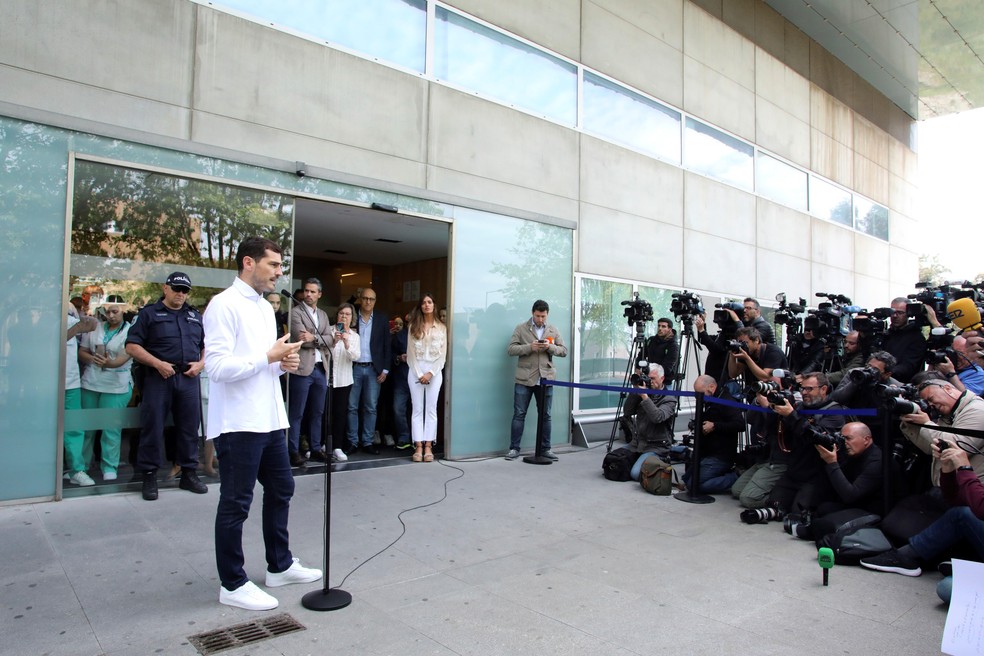 Goleiro era aguardado por batalhÃ£o de jornalistas fora de hospital â Foto: Efe