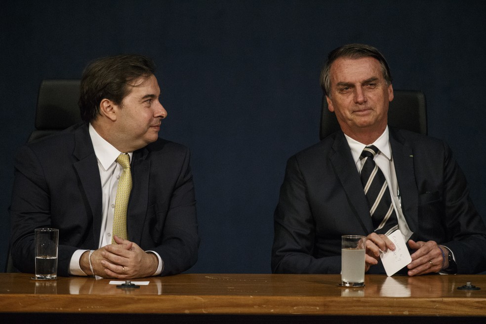O presidente da Câmara, Rodrigo Maia (esq.), e o presidente Jair Bolsonaro (dir.), durante evento em janeiro deste ano — Foto: Daniel Marenco/Agência O Globo