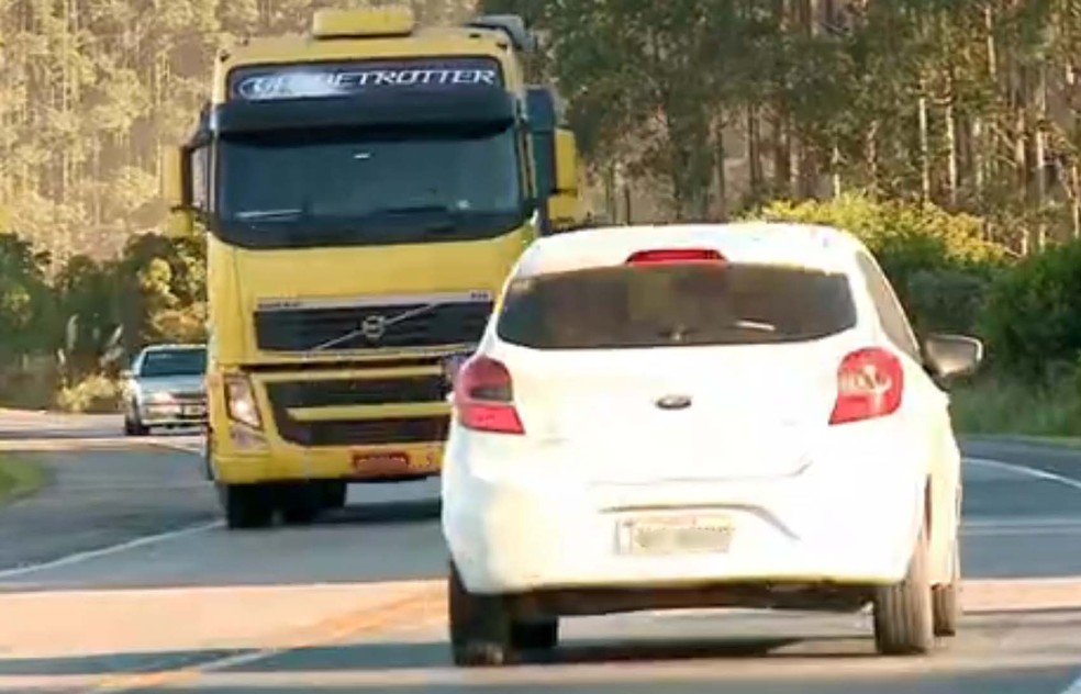 Cerca de 40 mil veículos trafegam pela rodovia no Sul do estado, conforme a PRF (Foto: Reprodução/RBS TV)