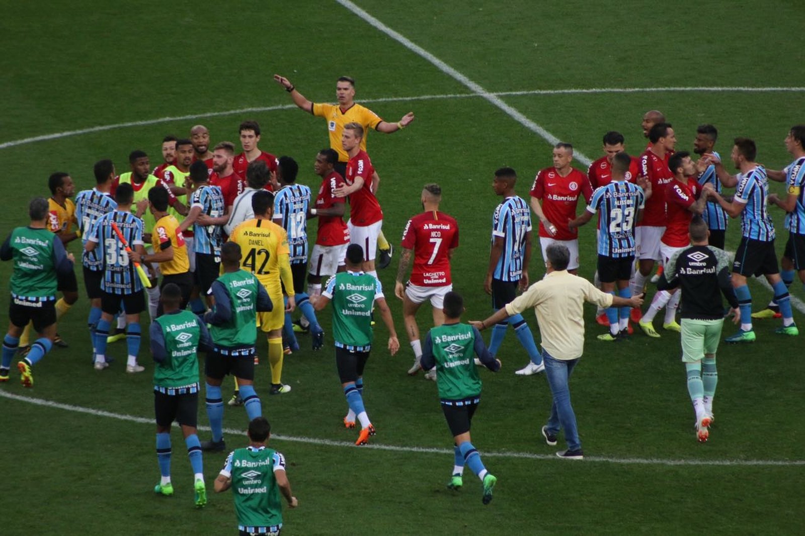 Da valsa ao minuto de silêncio: clima de tensão iniciou muito antes do Gre-Nal 417