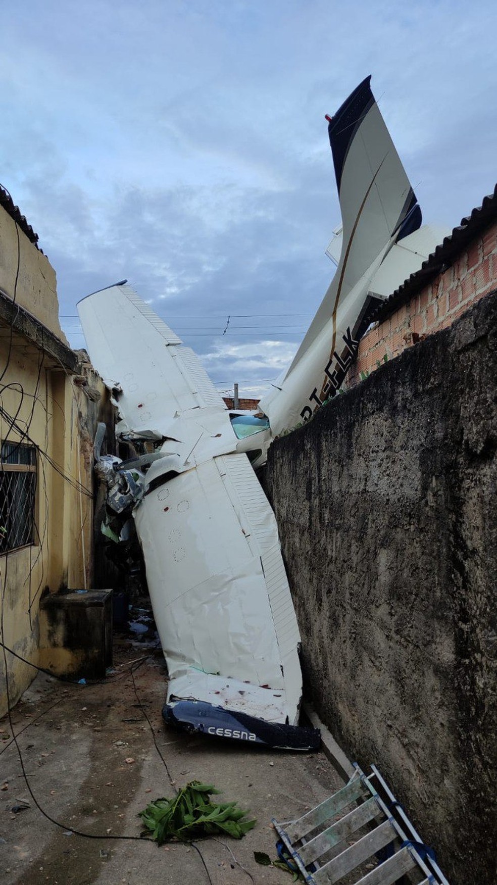 Piloto morre após queda de avião em BH. A filha, que viajava com ele, segue internada em estado grave. — Foto: CBMMG