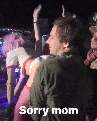 O músico australiano DJ Flume em um ato sexual com a namorada, a atriz Paige Elkington, durante o festival Burning Man (Foto: Instagram)