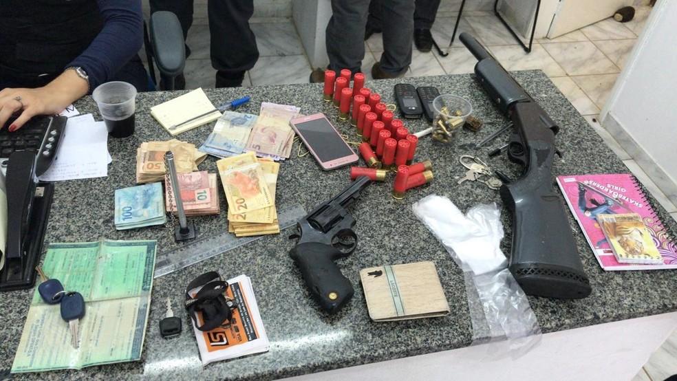 Armas, drogas, muniÃ§Ãµes e dinheiro fracionado foram apreendidos â€” Foto: PolÃ­cia Civil do RN/DivulgaÃ§Ã£o