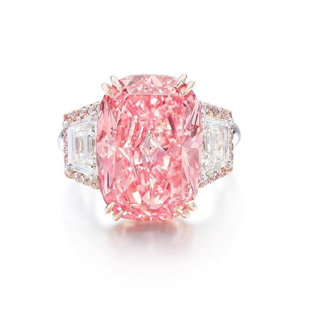 De acordo com a Sotheby's, é assim que a Williamson Pink Star ficaria em um anel se fosse ladeada por diamantes de lapidação trapézio e brilhante e montada em ouro 18k. (Foto: Divulgação/ @sothebys)