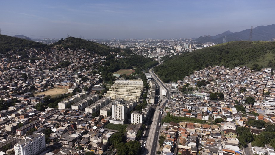 Na foto, a Rua Cândido Benício, na Praça Seca, e as duas comunidades que vivem em guerra: à esquerda da foto, o Bateau Mouche e a direita, a Chacrinha