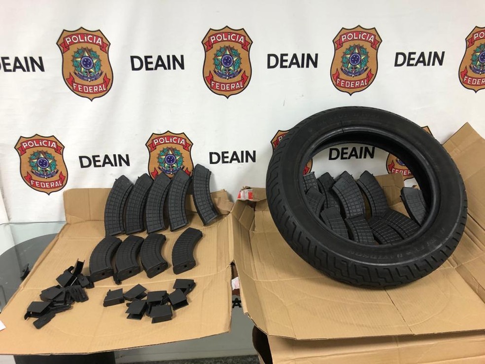 Carregadores encontrados em pneus no Galeão: apreensão deu início à investigação — Foto: Reprodução/PF