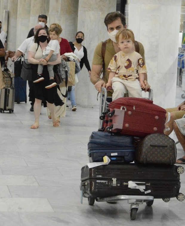 Thales Bretas desembarca acompanhado da família no aeroporto Santos Dumont , no Rio de Janeiro (Foto:  Webert Belicio/ Agnews  )