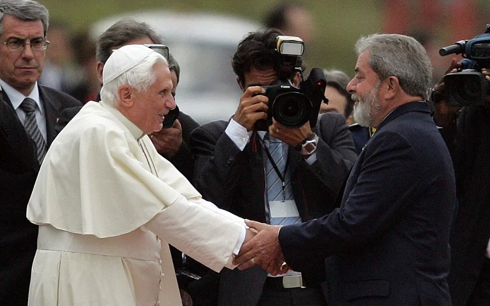 Papa Bento XVI foi recepcionado pelo então presidente do Brasil, Luiz Inácio Lula da Silva (PT) — Foto: Antonio Scorza/AFP