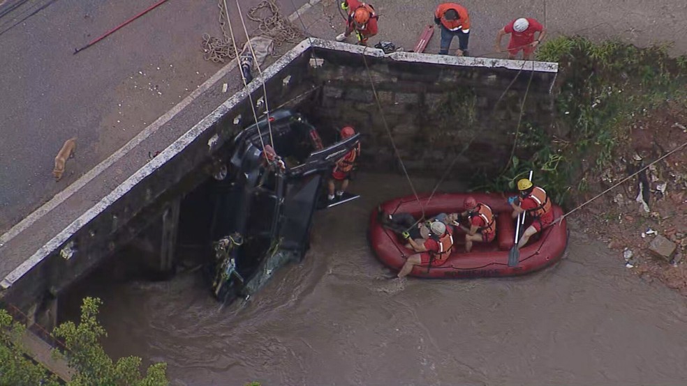 Bombeiros resgatam vítima que estava em carro que caiu em córrego após fortes chuvas em Mauá — Foto: Reprodução/TV Globo