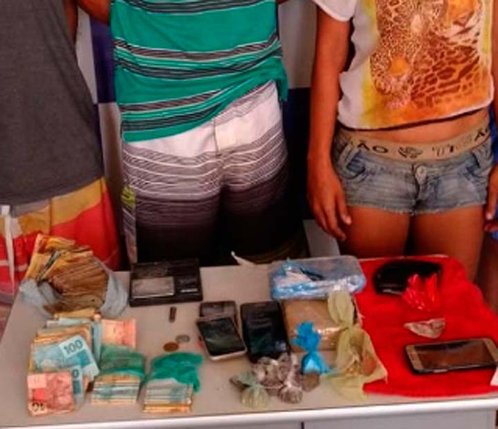 Dinheiro e drogas foram encontrados com os cinco suspeitos de trÃ¡fico de drogas em Senhor do Bonfim, no norte da Bahia (Foto: DivulgaÃ§Ã£o/SSP-BA)