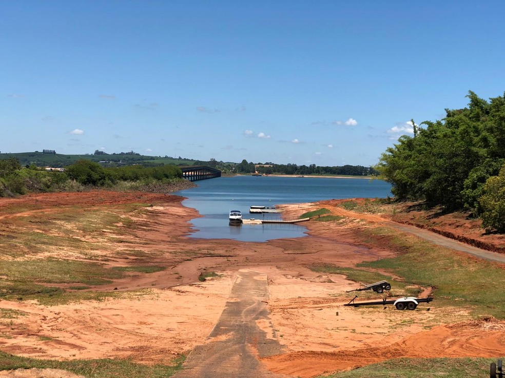 Registro feito em dezembro de 2020 mostra que nível de água da represa de Avaré já estava abaixo do ideal — Foto: Renan Ciconelo/TV TEM/Arquivo