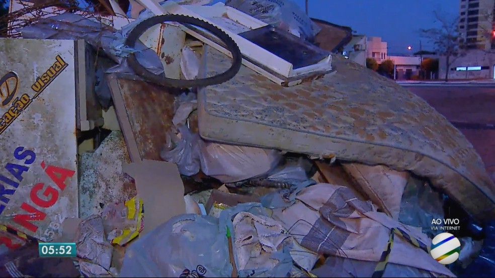 Quase meia tonelada de lixo que foi retirada do Rio Sepotuba, em Tangará da Serra, a 242 km de Cuiabá, foi colocada em ‘exposição’ na praça da cidade (Foto: TV Centro América)