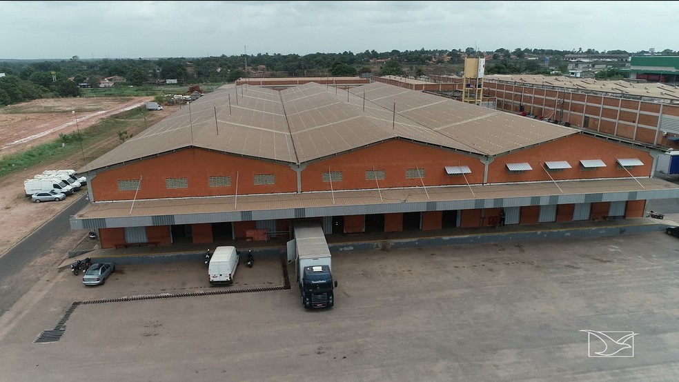 Galpão na BR-135 onde estão vários tipos de remédios que não foram distribuídos e venceram — Foto: Reprodução/TV Mirante
