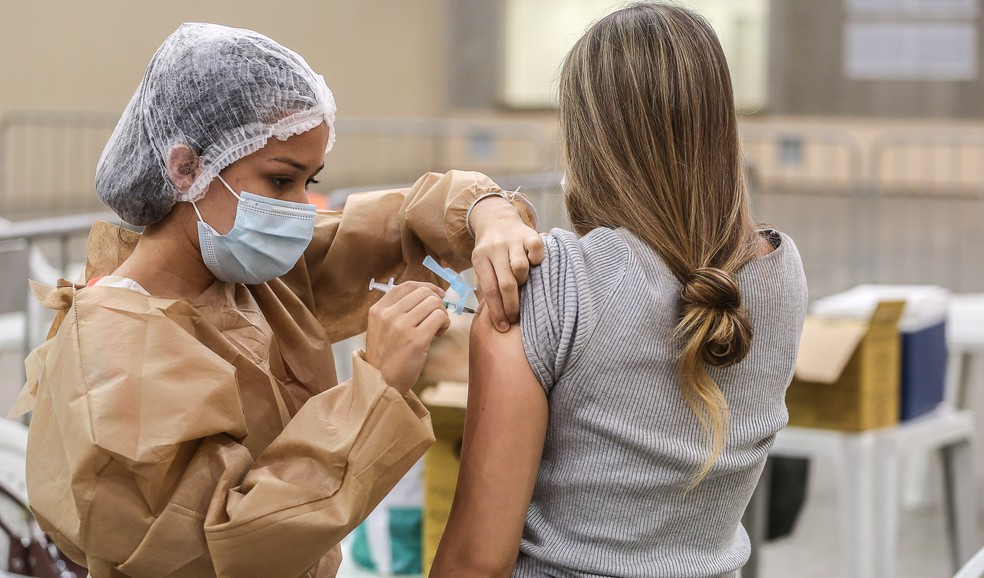 Estão agendadas para este domingo (19) pessoas da popuação geral por idade que vão tomar a segunda dose a vacina AstraZeneca. — Foto: Prefeitura de Fortaleza/Divulgação