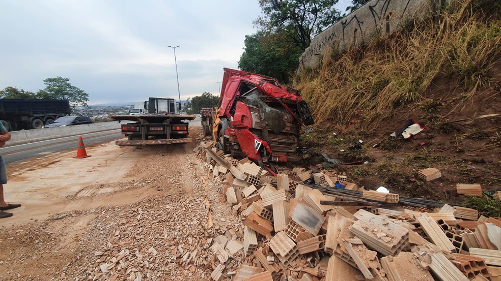 Caminhão com tijolos tombou no Anel Rodoviário e cabine ficou totalmente destruída; motorista teve ferimentos leves. — Foto: Camila Falabela / TV Globo
