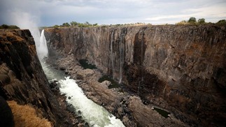 Alimentadas pelo rio Zambezi, as Victoria Falls (Cataratas de Vitória), na fronteira entre Zâmbia e Zimbábue, no Sul da África, enfrentaram, em 2019, a pior seca já registrada na região em um século. A paisagem, antes marcada pela queda d'água de tirar o fôlego, se tranfromou num grande abismo seco — Foto: STAFF / REUTERS