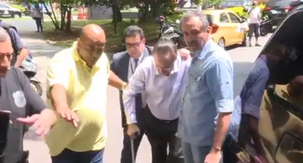Maluf chegou ao IML com muleta e andando com dificuldade (Foto: Reprodução/TVGlobo)