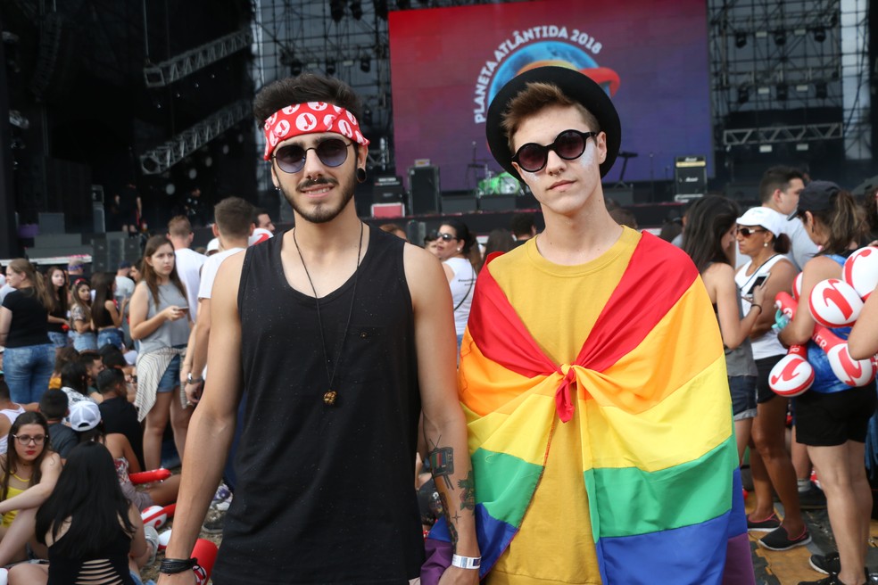 Os namorados Eduardo Dias e Welyton Avila chegaram cedo para ver Anitta e Pabllo Vittar (Foto: Eduardo Deconto/G1)