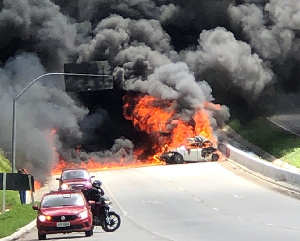 Acidente no sentido Recife da rodovia federal BR-408, em So Loureno da Mata  Foto: Reproduo/TV Globo