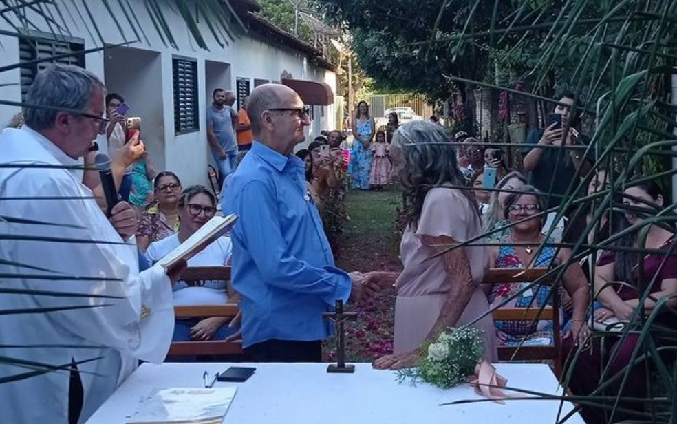Maria Gentil, de 92 anos, e Sebastião Valim, de 78, se casaram em Caçu — Foto: Divulgação/Prefeitura de Caçu