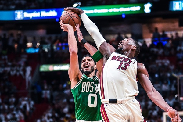 Cena da série entre Boston Celtics e Miami Heat, que decide o representante da Conferência Leste na final da NBA (Foto: Reprodução/Twitter)