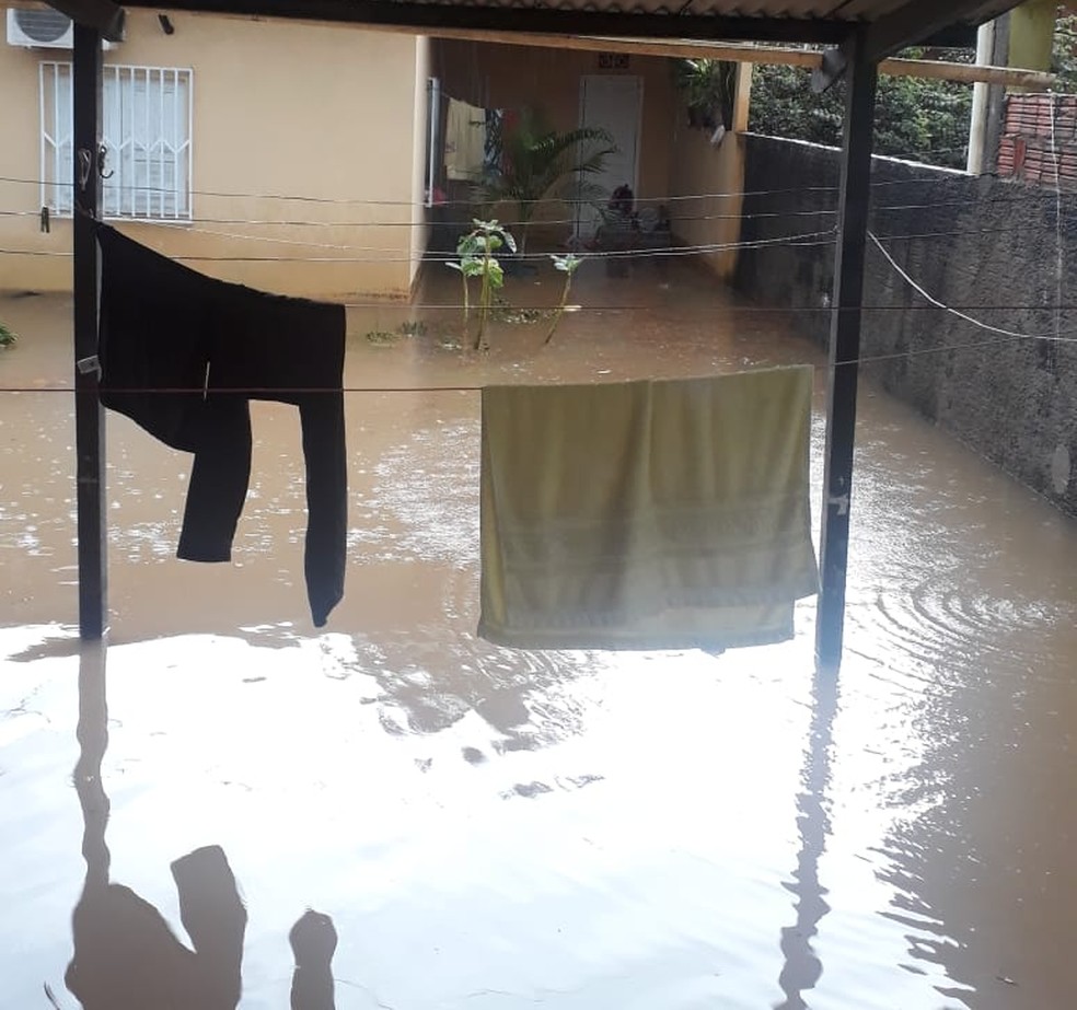 Forte chuva invadiu quintais e casa nesta segunda-feira (25) — Foto: Nara Brito/Arquivo pessoal