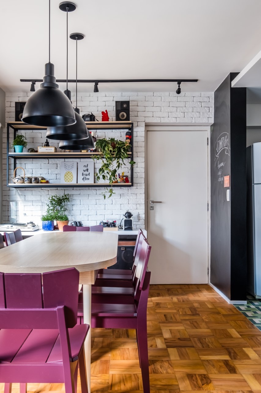 Décor do dia: sala de jantar com piso de madeira e pontos de cor (Foto: Nathalie Artaxo)